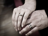 Photo closeup of wedding rings on bride and groom